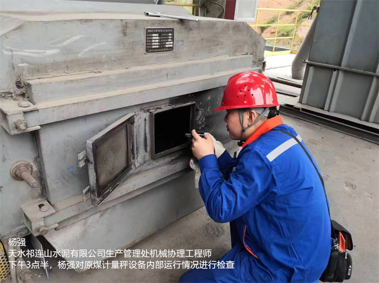 杨强  天水祁连山尊龙中国官网官方网站有限公司 生产管理处机械协理工程师  下午3点半 杨强对原煤计量秤设备内部运行情况进行检查.jpg